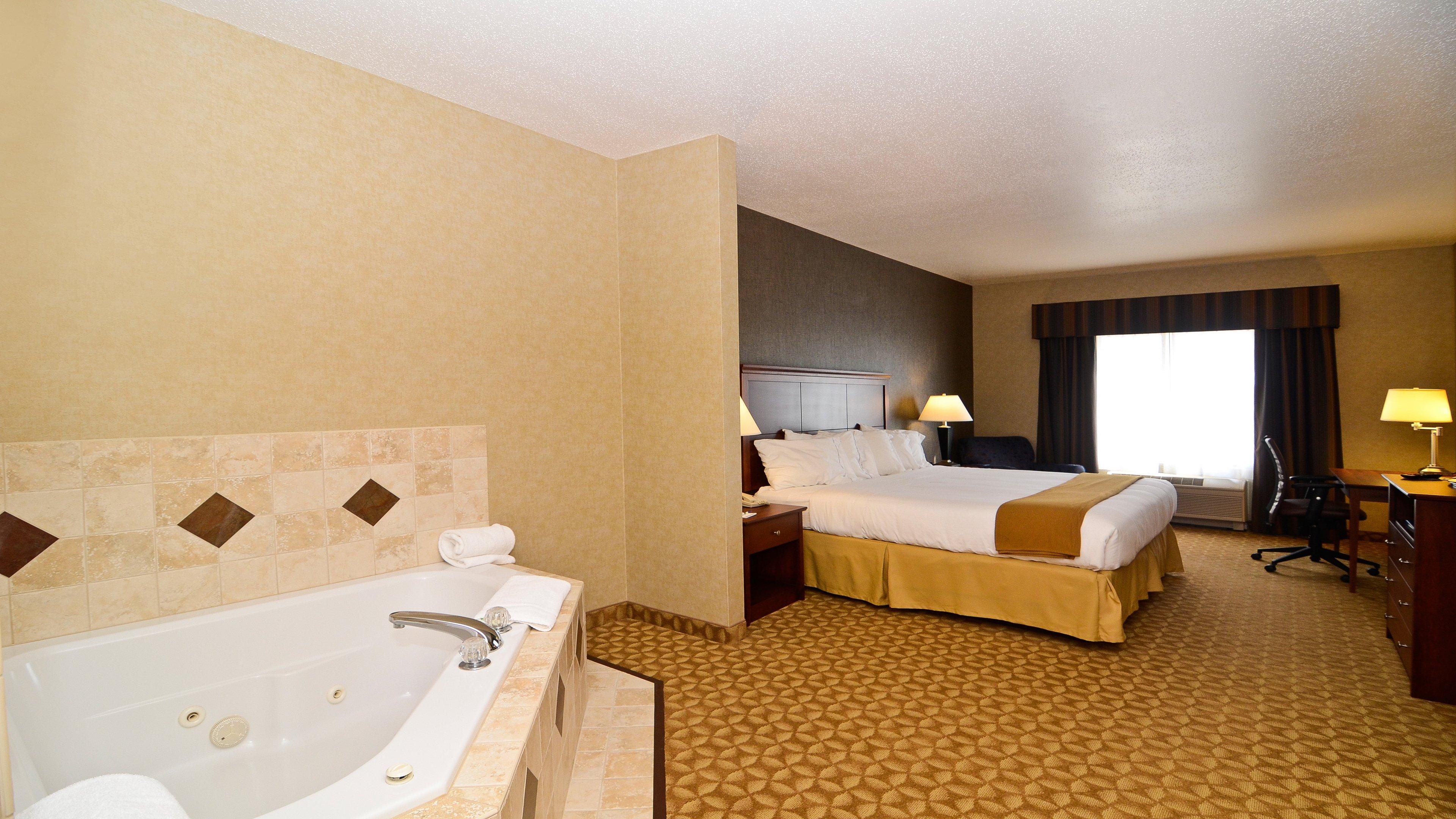 Holiday Inn Express Hotel & Suites Fort Atkinson By Ihg Exterior photo